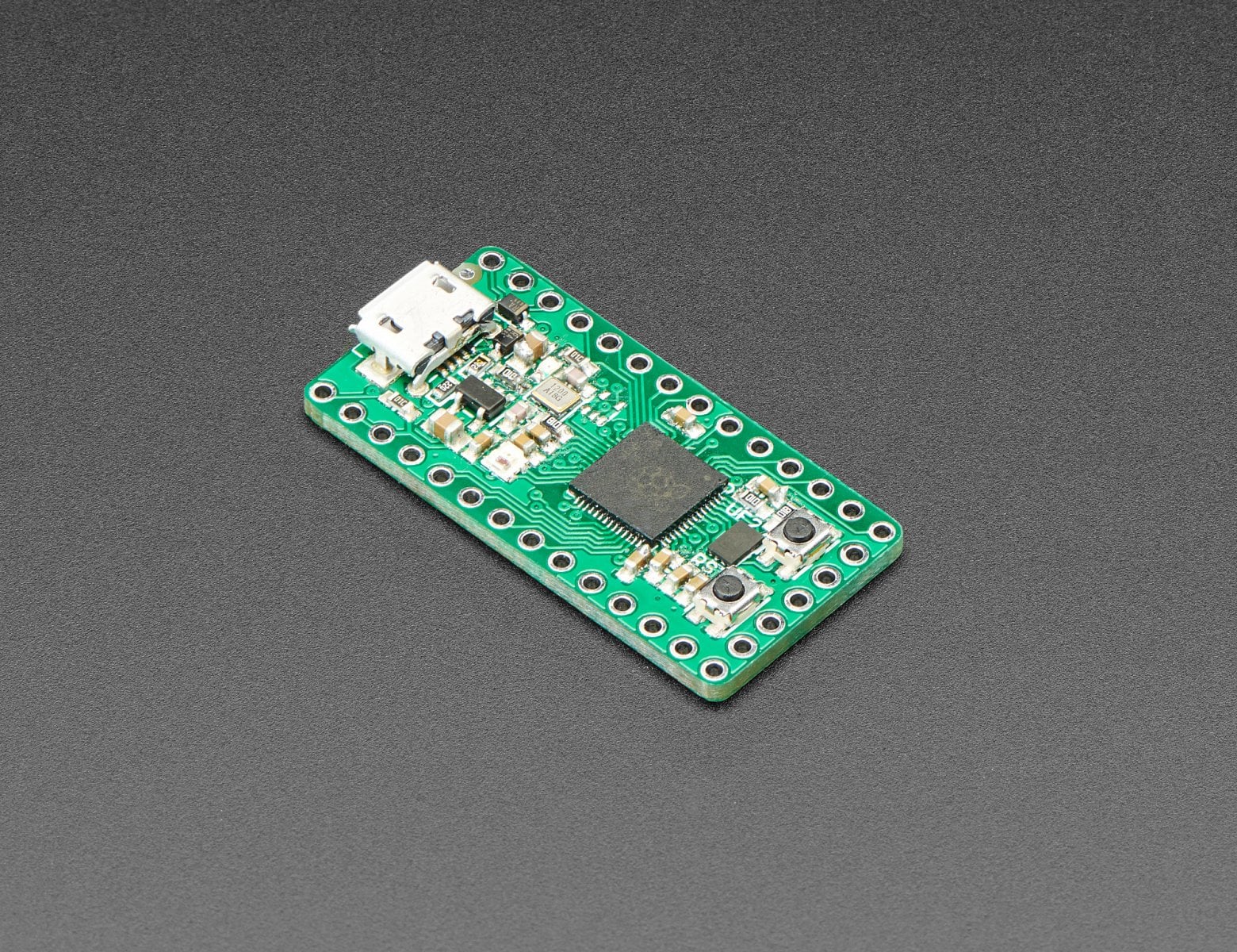 Adafruit má i druhou desku ItsyBitsy RP 2040, která je skutečně miniaturní. Nabízí ale stále spoustu portů a 4 MB paměti.
