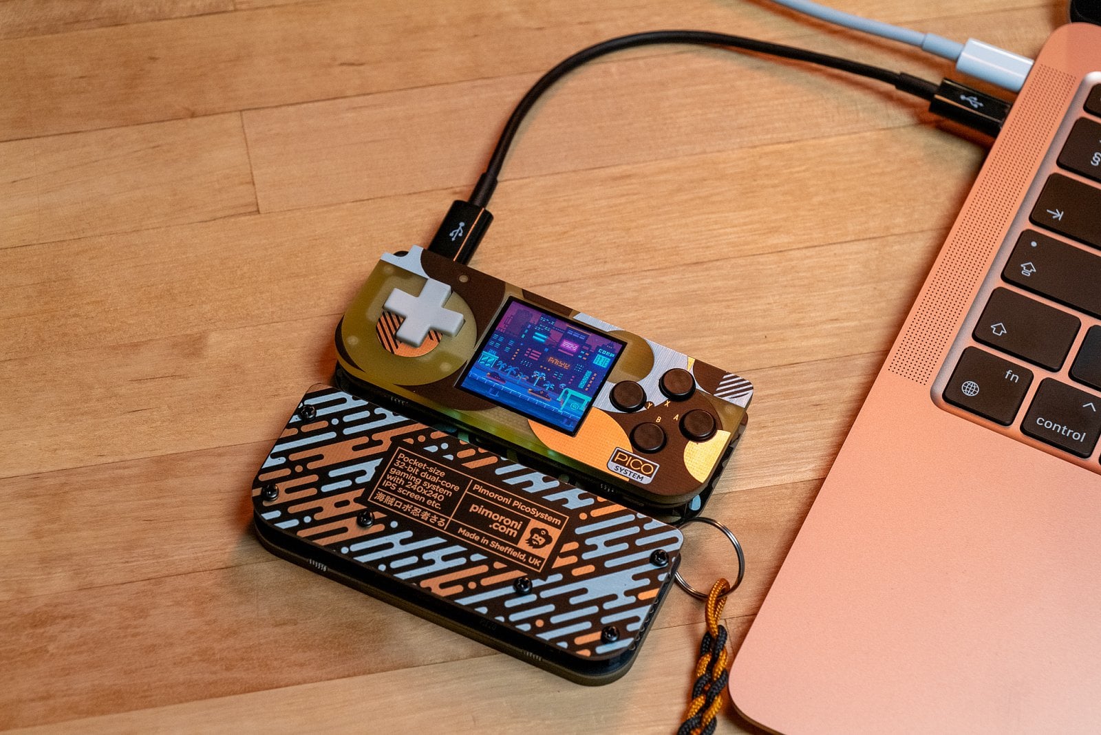 Pimoroni PicoSystem je miniaturní počítač určený pro vývoj her. Stačí připojit USB a nahrát si svůj oblíbený kousek.