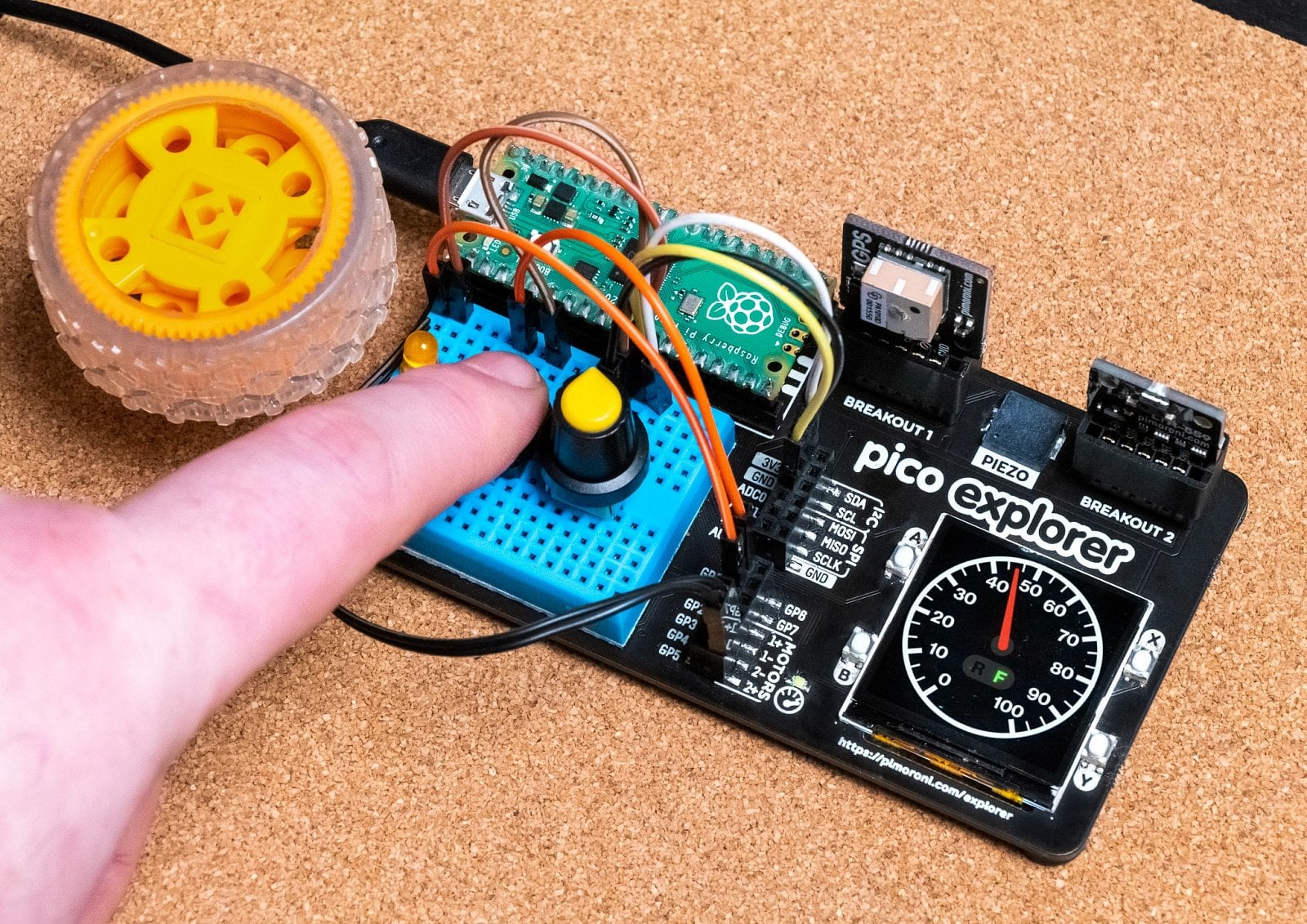 Pimoroni Pico Explorer Base je zařízení pro výuku práce s elektronikou, aniž byste museli vzít do ruky páječku.