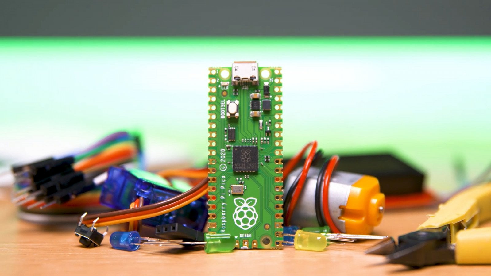 Kromě nich má čip 30 GPIO, 2 × UART, 2 × SPI a 2 × I2C.
