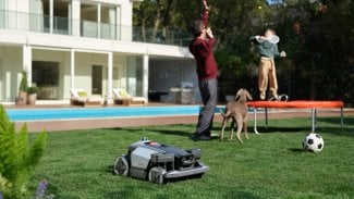 roborock sekačka na zahradě u bazénu