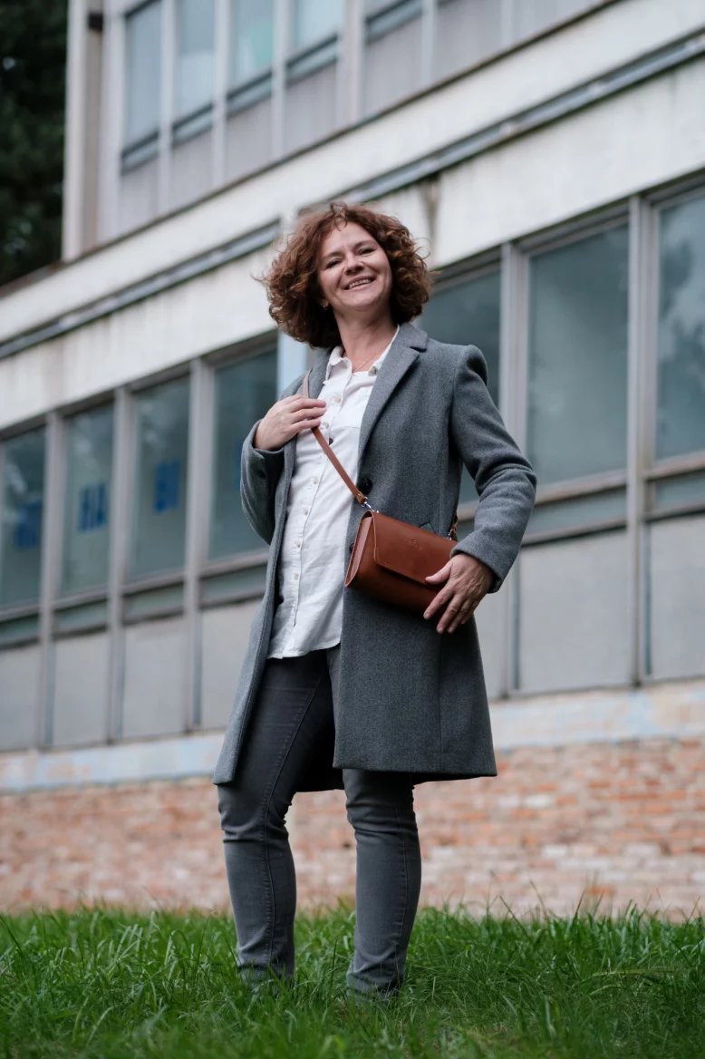 Andrea se svou kabelkou