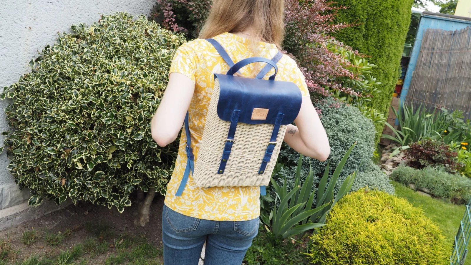 Proutěná taška na zádech