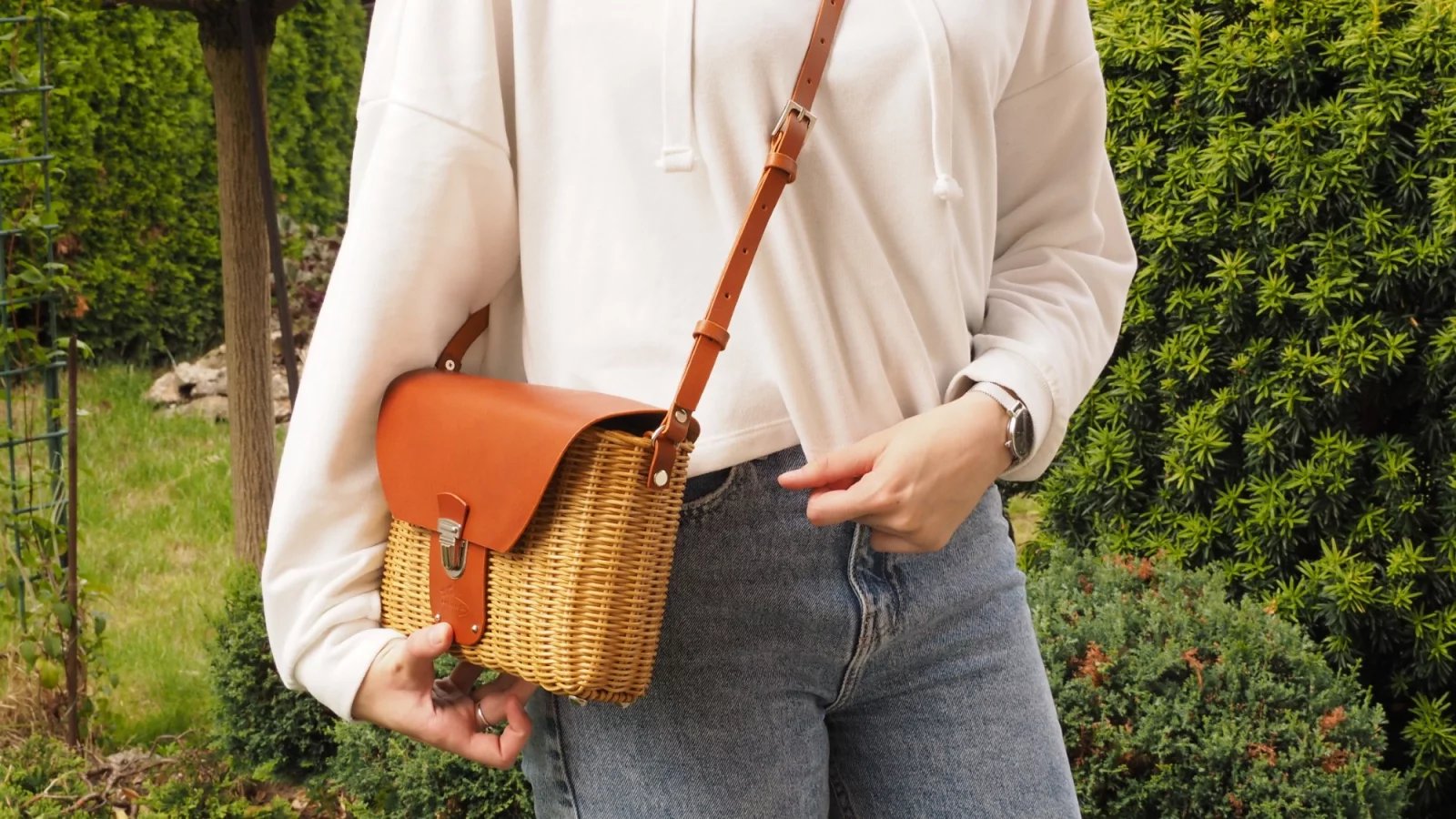 Proutěná kabelka v barvě koňak z kolekce Aneta