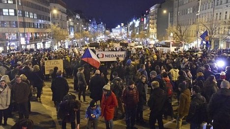 Náhledový obrázek - V centru Prahy lidé protestovali kvůli výrokům Zemana proti médiím