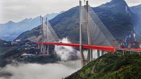 Náhledový obrázek - 565 metrů nad zemí. Čína dokončuje nejvyšší most na světě