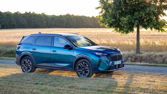Test Peugeot 5008 145 Hybrid: Ticho, krása, ale koní poskrovnu