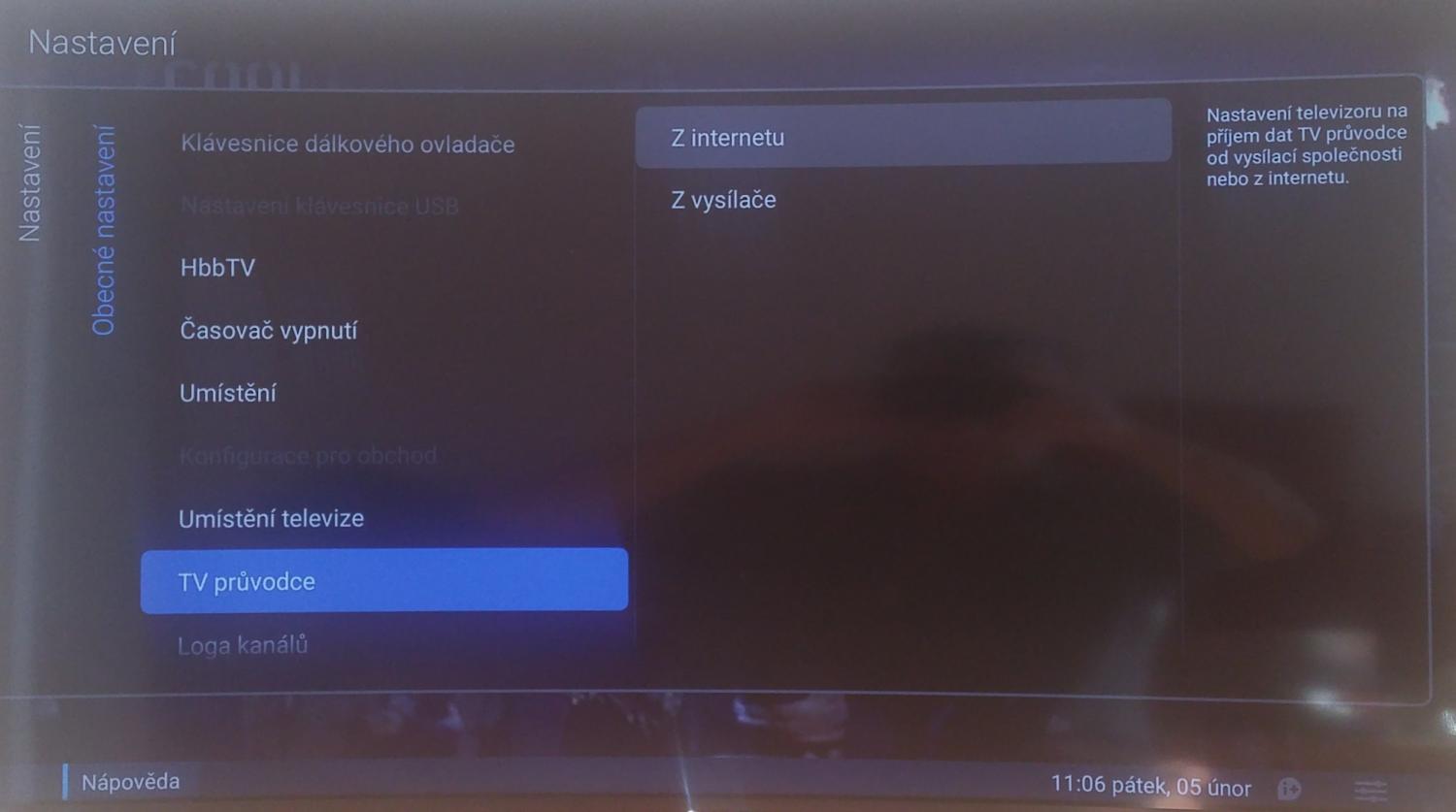 Zdroj z dat je po instalaci nastaven na internet, což je podle mého chyba. Pokud ho uživatel přeskočí, způsobí mu to značné problémy o kterých jsem se už zmiňoval. A v mém případě nepomohlo ani následné přestavení na síť DVB-T a musel jsem kompletně reinstalovat. Jak také vidíte ze snímku, obrazovka se hodně leskne.