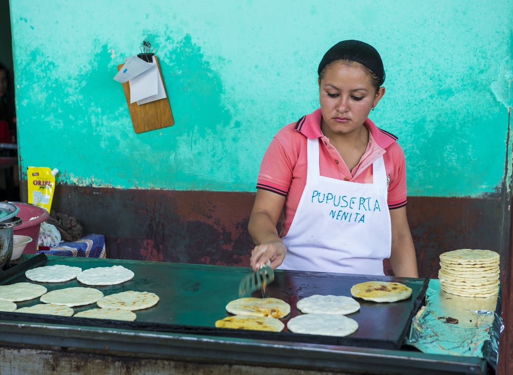 Výroba tortill a pupusas v Salvadoru