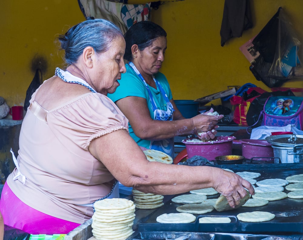 Výroba tortill a pupusas v Salvadoru