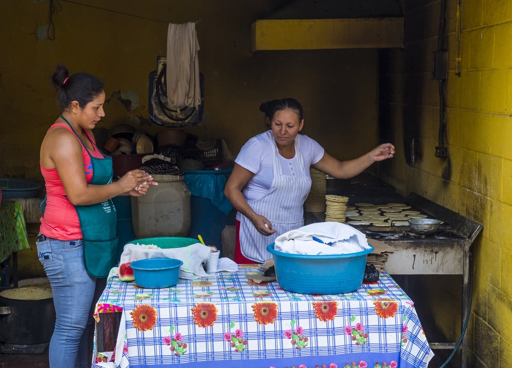 Výroba tortill a pupusas v Salvadoru