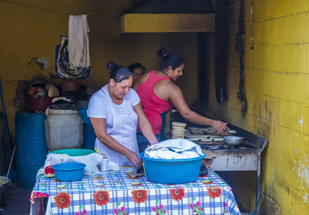 Výroba tortill a pupusas v Salvadoru