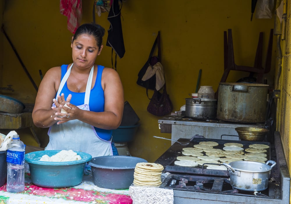 Výroba tortill a pupusas v Salvadoru