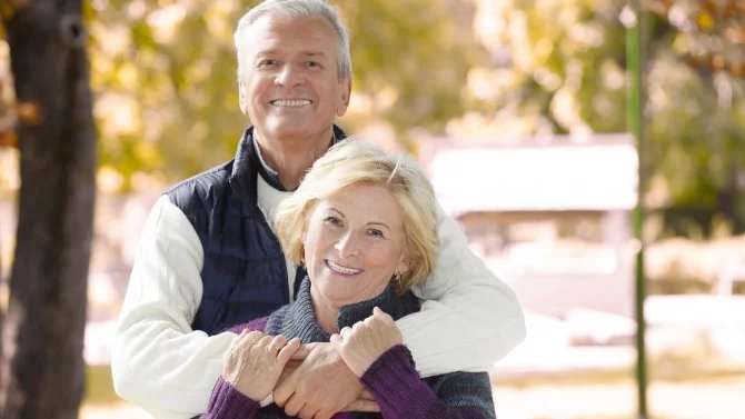 4.3.25 1*/pár, senioři, penzisté, důchodci, muž, žena