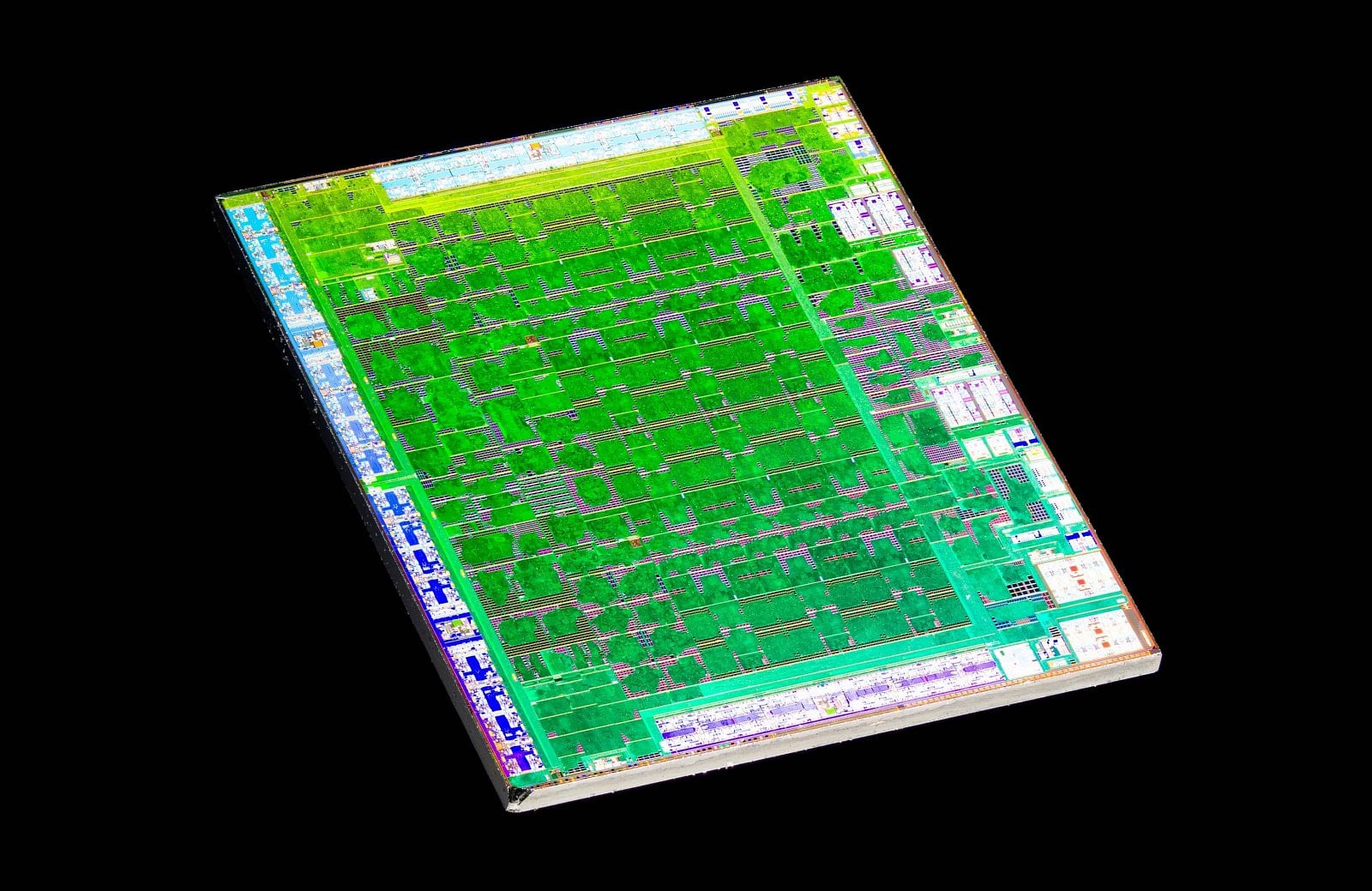 2020-02-7nm-GPU-Navi-14-z-AMD-Radeonu-RX-5500-XT-foto-Fritzchens