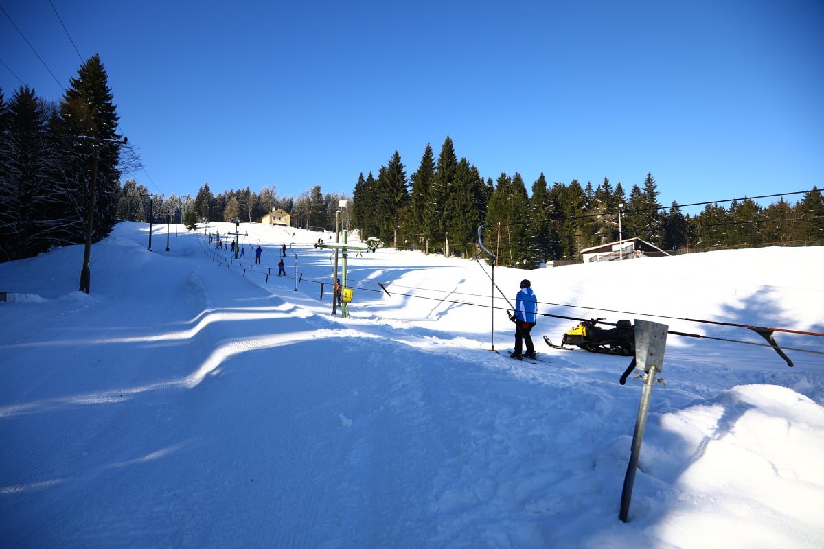 Krušnohorský skiareál Pernink Pod nádražím je vhodný pro rodiny.