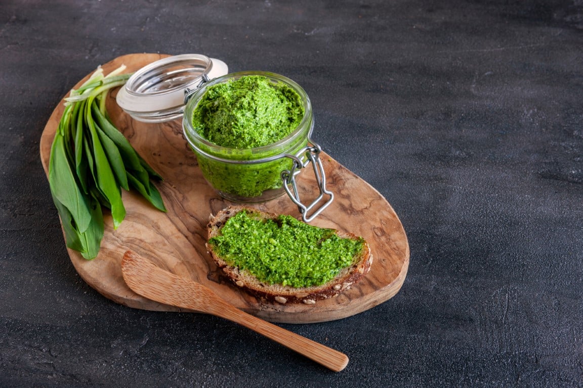 Medvědí česnek - pesto ve skleničce a na chlebu
