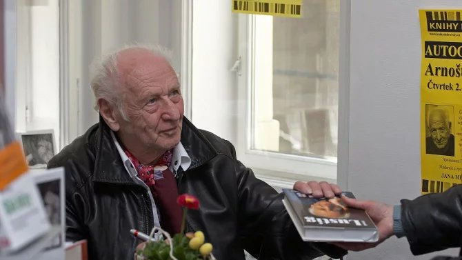 Arnošt Lustig v dubnu 2009 při autogramiádě v Brně