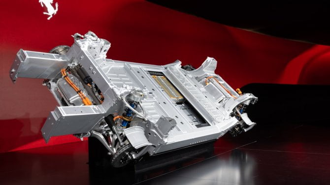 Ferrari vstupuje do tichého světa elektromobilů. Dokáže legenda přesvědčit fanoušky, aby milovali i její vůz bez řevu dvanáctiválce?