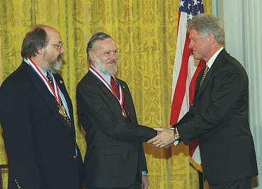  Ken Thompson a Dennis Ritchie přebírají ocenění od Billa Clintona