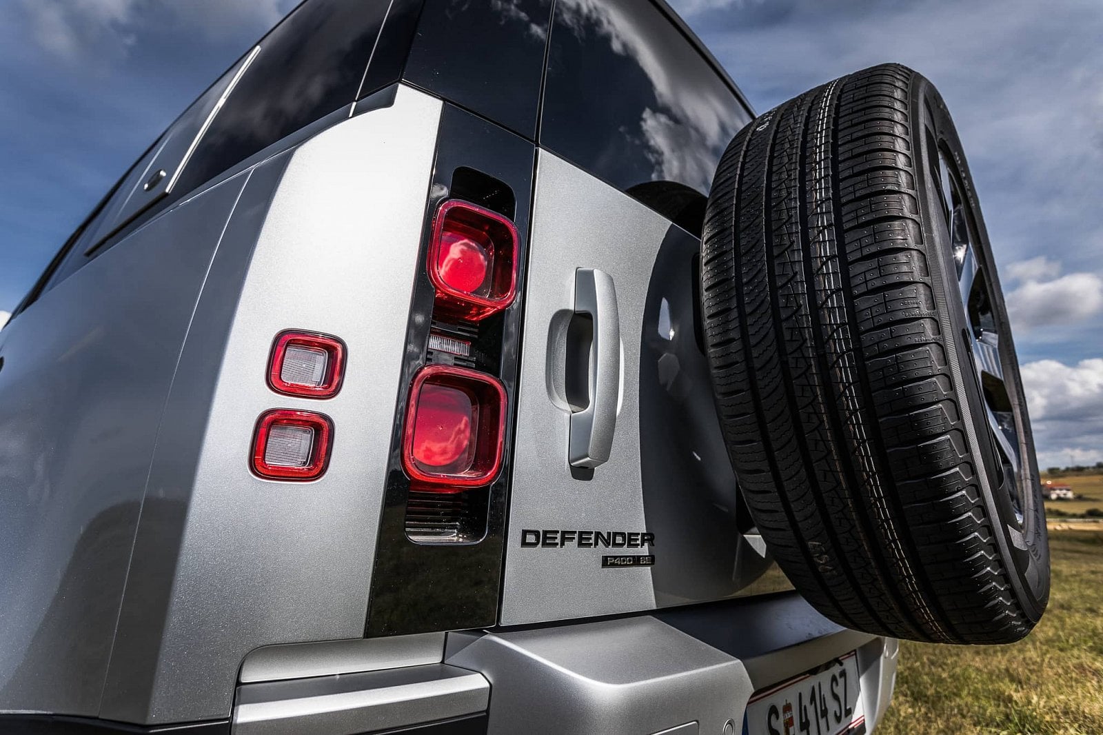 2020-10-lr-defender-a-predchudci-13.jpg