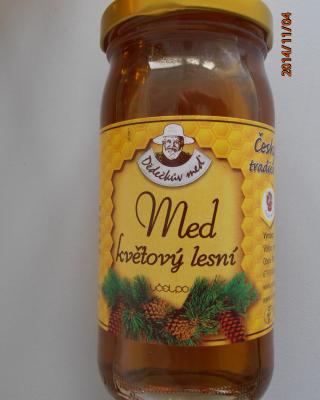 Dědečkův med Med květový lesní. Kategorie: Falšované potraviny. Nevyhovující parametr: pylová zrna - geografický původ. Jako země původu medu byla na obale označena Česká republika. Pylová analýza však v medu potvrdila přítomnost pylových zrn rostlin, které nejsou typické pro Českou republiku. Med tedy není původem z České republiky. Výrobce: Včelpo, spol. s r. o., Obora. Opakované nálezy u různě velkých balení tohoto medu na různých místech kontroly: Globus, Kaufland