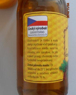 Dědečkův med Med květový lesní. Kategorie: Falšované potraviny. Nevyhovující parametr: pylová zrna - geografický původ. Jako země původu medu byla na obale označena Česká republika. Pylová analýza však v medu potvrdila přítomnost pylových zrn rostlin, které nejsou typické pro Českou republiku. Med tedy není původem z České republiky. Výrobce: Včelpo, spol. s r. o., Obora. Opakované nálezy u různě velkých balení tohoto medu na různých místech kontroly: Globus, Kaufland