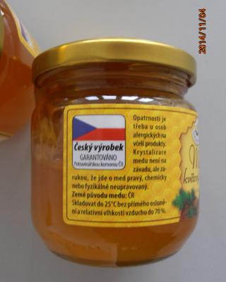 Dědečkův med Med květový lesní. Kategorie: Falšované potraviny. Nevyhovující parametr: pylová zrna - geografický původ. Jako země původu medu byla na obale označena Česká republika. Pylová analýza však v medu potvrdila přítomnost pylových zrn rostlin, které nejsou typické pro Českou republiku. Med tedy není původem z České republiky. Výrobce: Včelpo, spol. s r. o., Obora. Opakované nálezy u různě velkých balení tohoto medu na různých místech kontroly: Globus, Kaufland