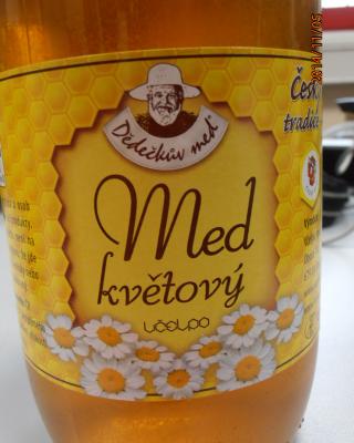 Dědečkův med Med květový lesní. Kategorie: Falšované potraviny. Nevyhovující parametr: pylová zrna - geografický původ. Jako země původu medu byla na obale označena Česká republika. Pylová analýza však v medu potvrdila přítomnost pylových zrn rostlin, které nejsou typické pro Českou republiku. Med tedy není původem z České republiky. Výrobce: Včelpo, spol. s r. o., Obora. Opakované nálezy u různě velkých balení tohoto medu na různých místech kontroly: Globus, Kaufland