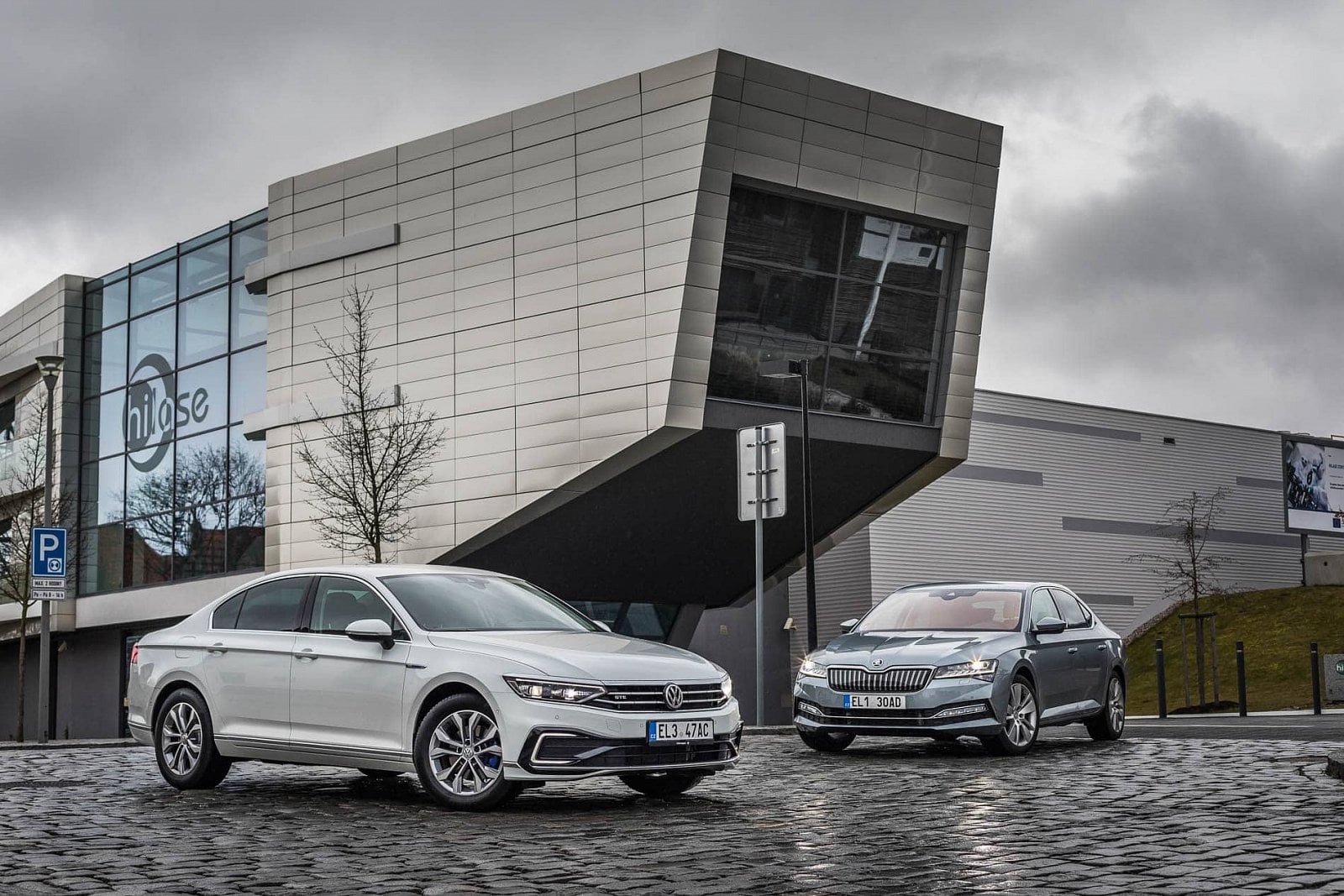 2020-05-skoda-superb-iv-vs-passat-gte-23.jpg