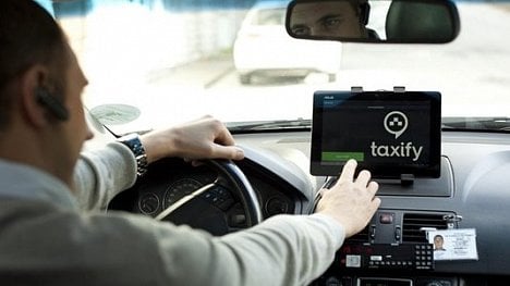 Náhledový obrázek - Konec rebelie. Licenci u řidičů bude po Uberu požadovat i Taxify