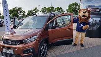 Náhledový obrázek - Jubilejní Peugeot Emotion Day ohromuje návštěvníky „dakarskou šelmou“