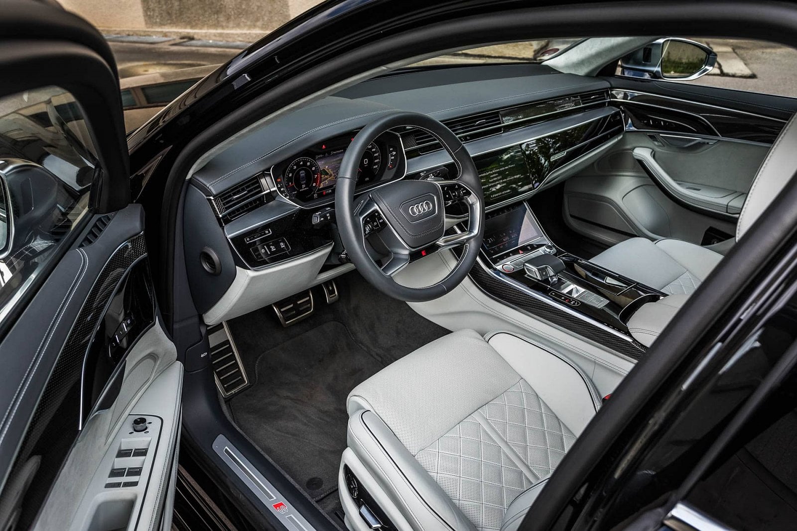 2020-06-audi-s8-09.jpg