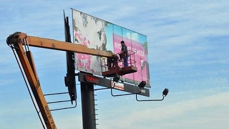 Náhledový obrázek - Zákaz billboardů u dálnic vadí senátorům. Obrátili se na Ústavní soud