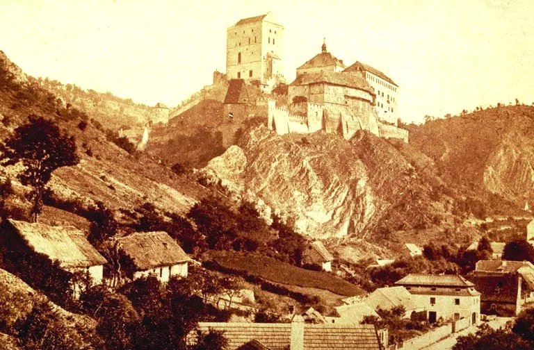 Historická podoba hradu Karlštejn, před Mockerovou přestavbou na fotografii Františka Fridricha (1870)