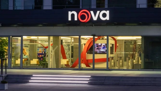 Nové logo TV Nova na budově na Barrandově