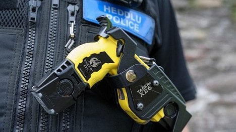 Náhledový obrázek - Neškodný zabiják. Policisty oblíbený taser prý způsobil stovky úmrtí