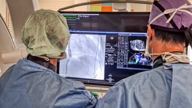 Lékaři z VFN jako první v Česku vyměnili pacientovi nefunkční trojcípou srdeční chlopeň za umělou katetrizační cestou