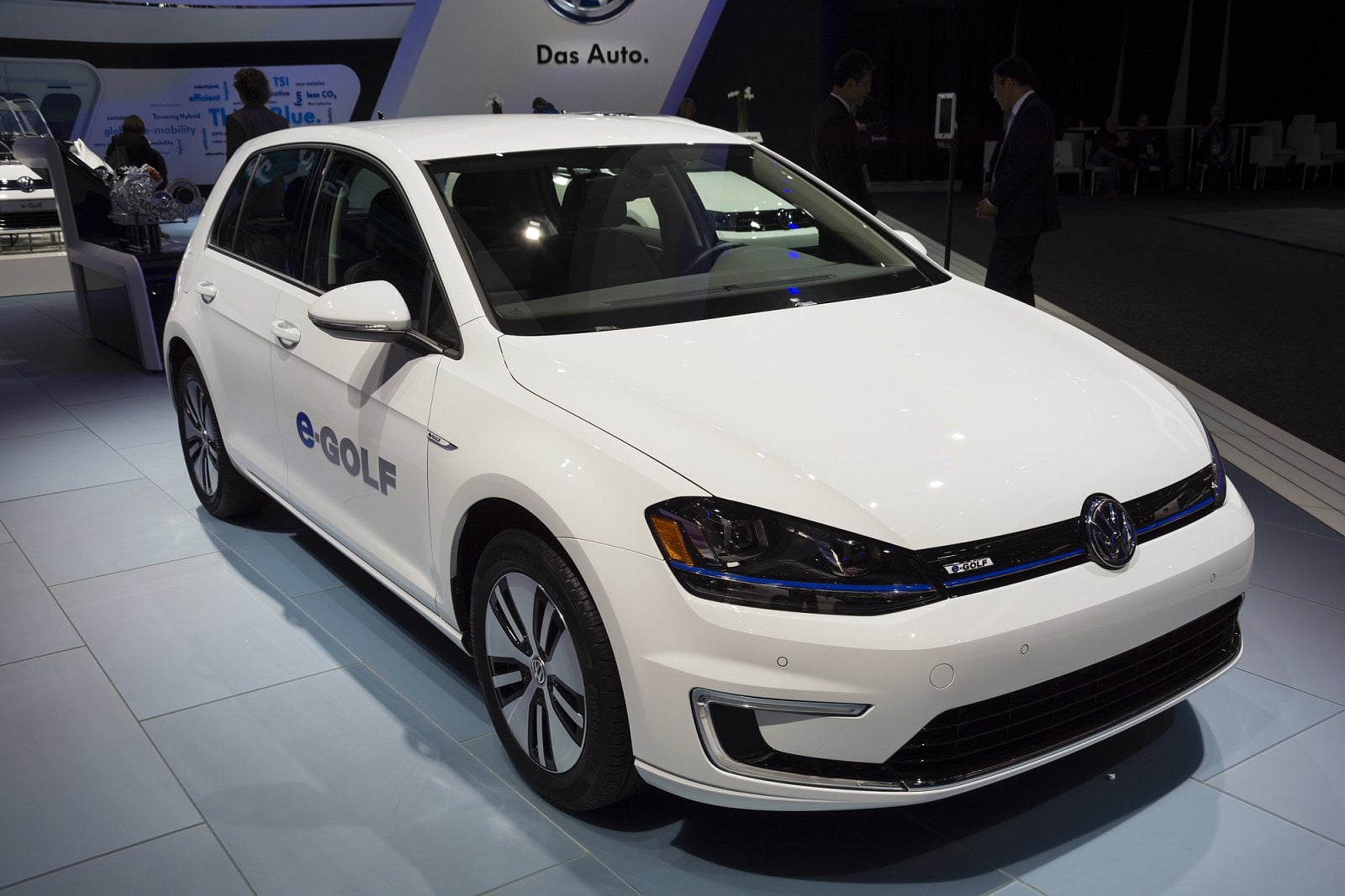 Na golfu je kromě jiného vidět, jak rychlý je u elektromobilů pokrok. První verze z roku 2014 měla maximální dojezd 190 kilometrů, ta stávající už slibuje až 300 kilometrů. To vše za stejnou cenu: 969 900 korun.