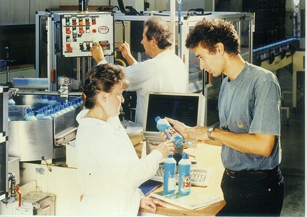 Poslední generací socialistické éry výroby Jaru se stal Jar 90. Příchodem P&G po roce 1991 se Jar změnil jak z pohledu receptury, tak technologie výroby a tak obalových variací.