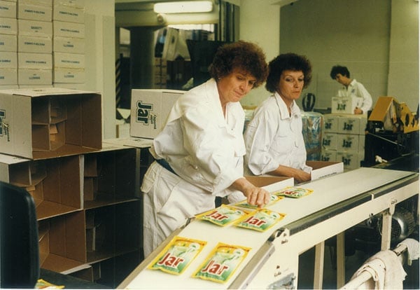Poslední generací socialistické éry výroby Jaru se stal Jar 90. Příchodem P&G po roce 1991 se Jar změnil jak z pohledu receptury, tak technologie výroby a tak obalových variací.