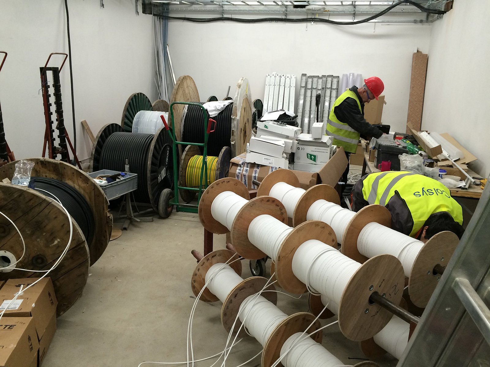 Kabelů je v budově nespočetné množství, zde pohled do zázemí
jednoho dodavatele.