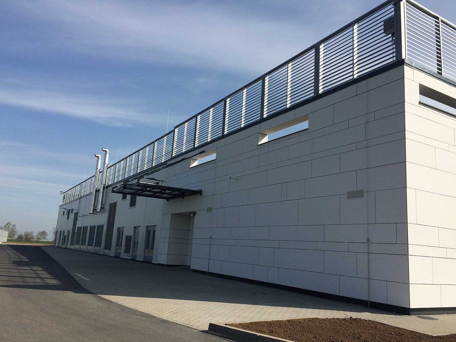 Pohled na fasádu ze strany, kde je většina energo technologií.