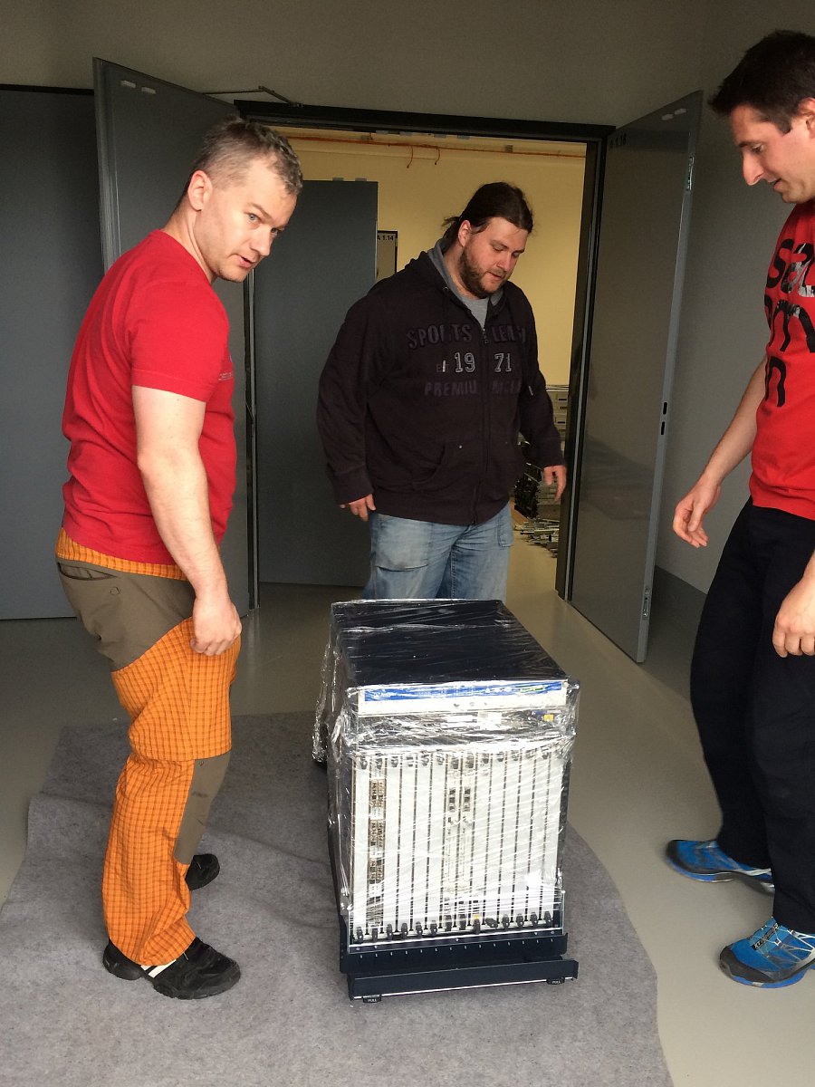 Momentka ze stěhování páteřního routeru - symbolu přepojení
do Kokury.