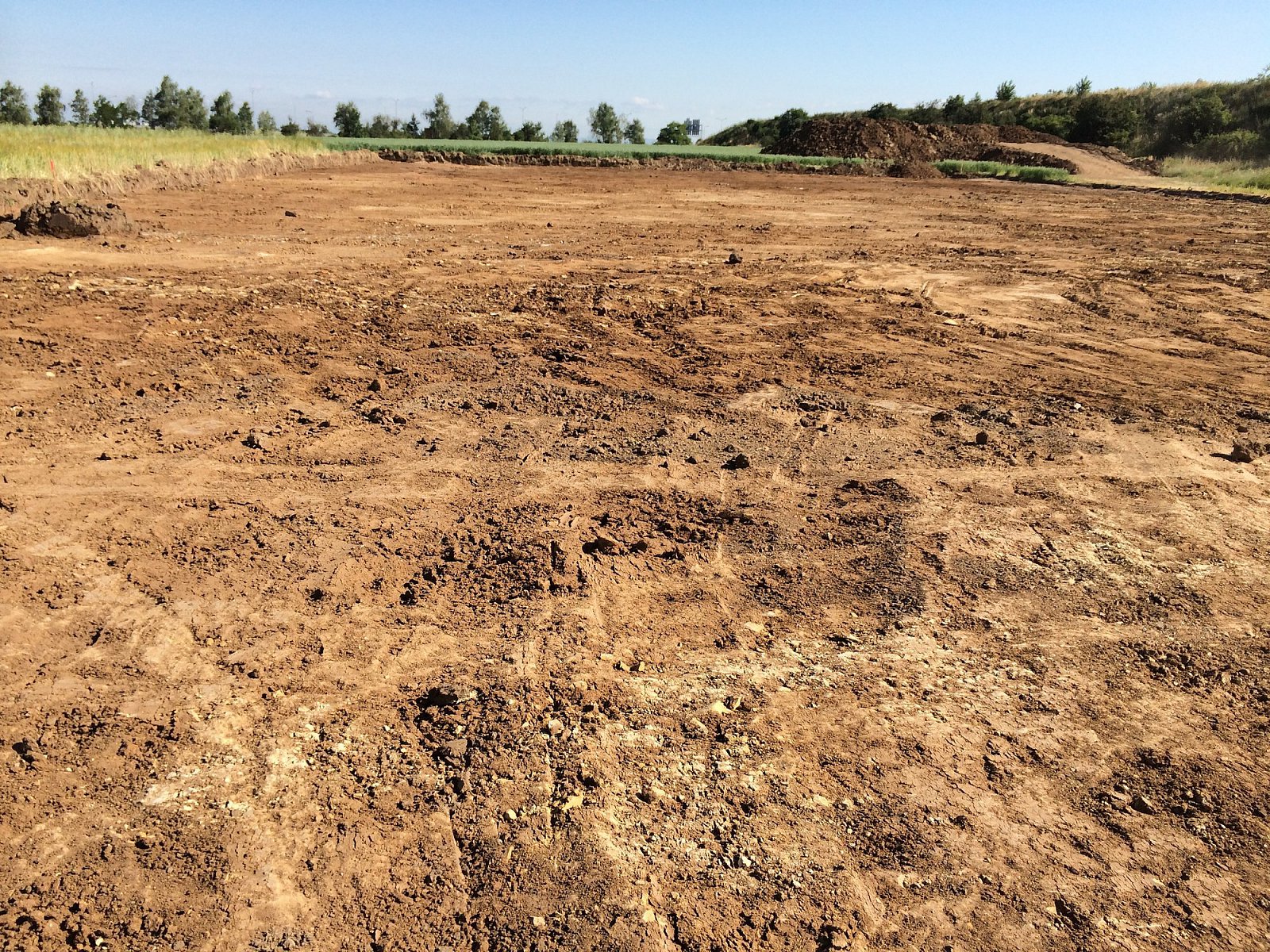 Pozemek po skrývce ornice, kde za cca 7 měsíců stojí už
fungující datové centrum.