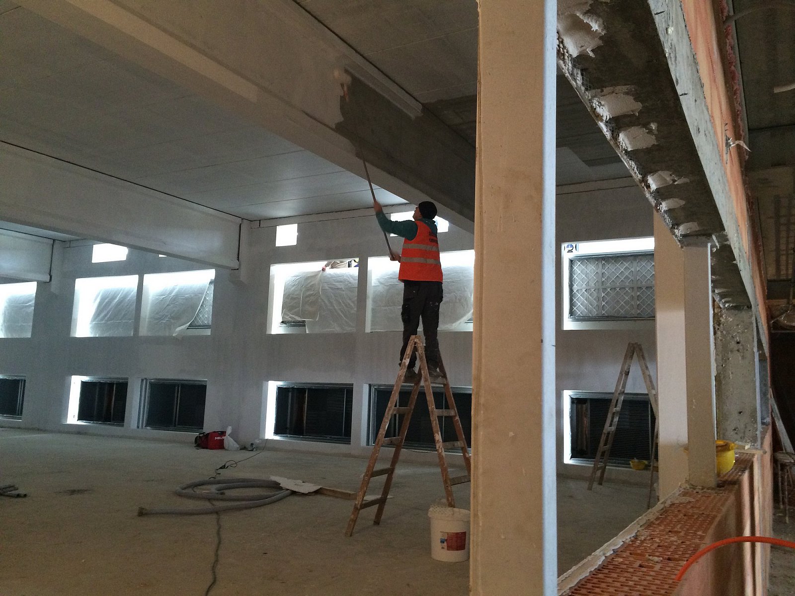 Sál číslo 1 ve finiši hrubých prací. Pohled je z budoucího
proskleného průčelí.