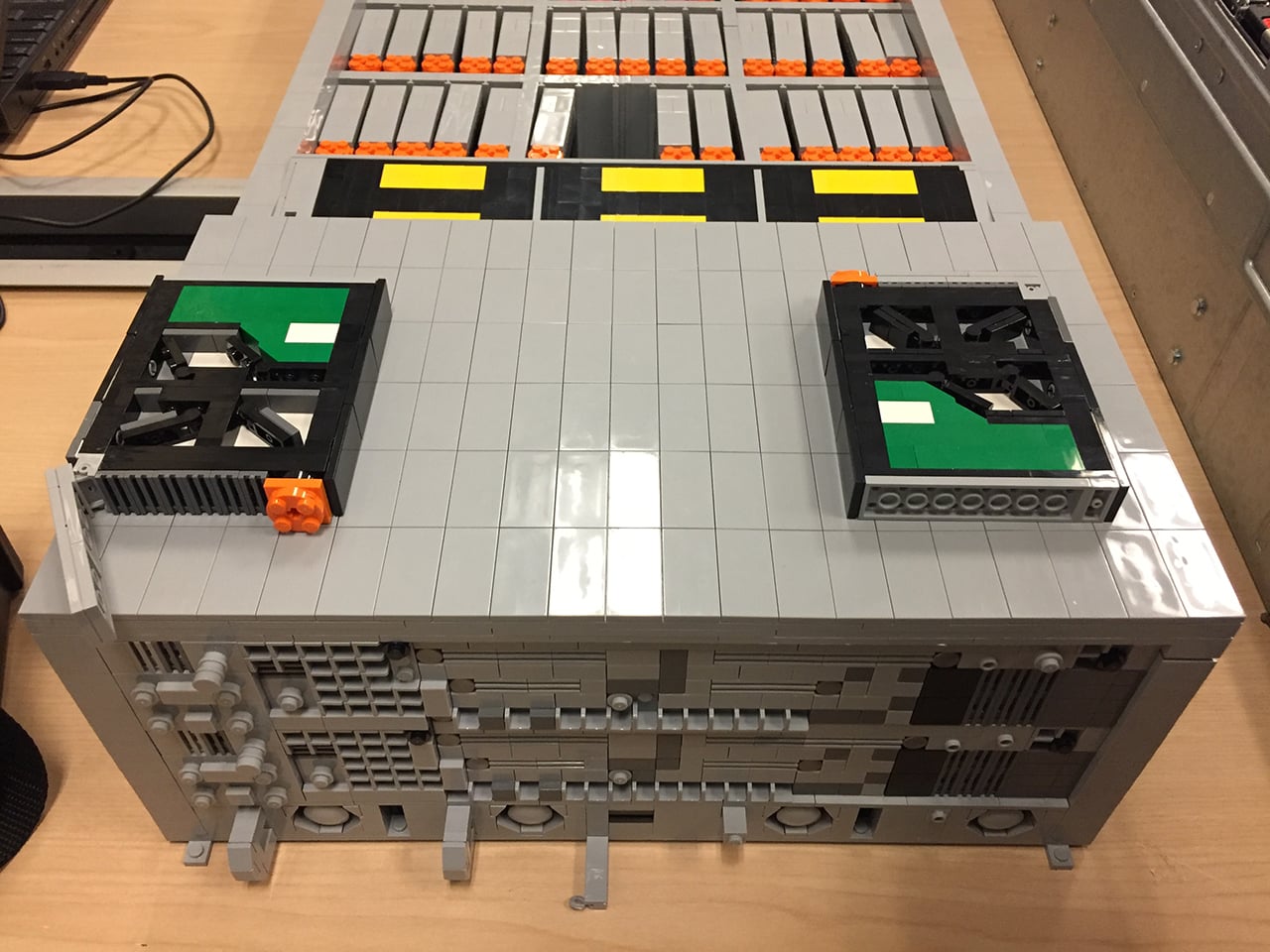 Servery chlazené tekutinou a server z Lega v laboratořích Dellu