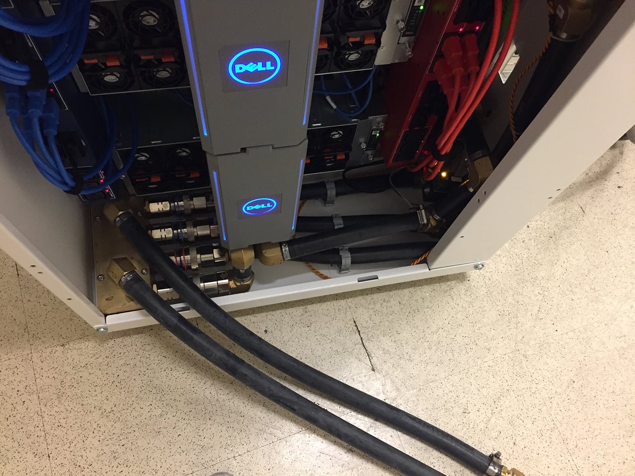 Servery chlazené tekutinou a server z Lega v laboratořích Dellu