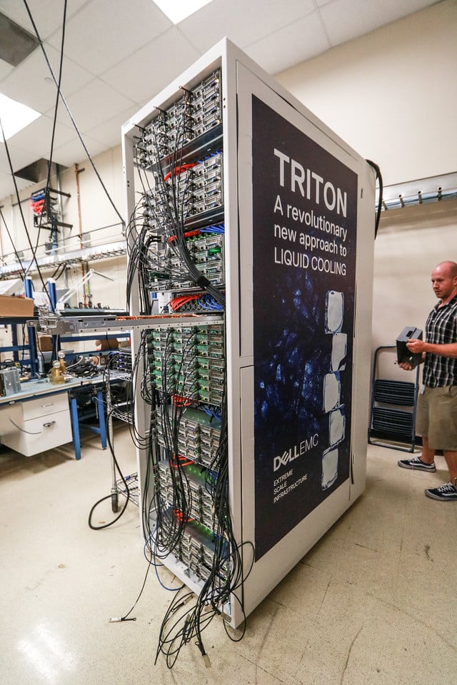 Servery chlazené tekutinou a server z Lega v laboratořích Dellu