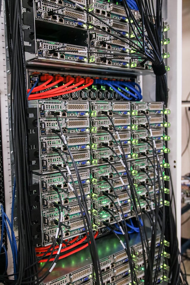 Servery chlazené tekutinou a server z Lega v laboratořích Dellu